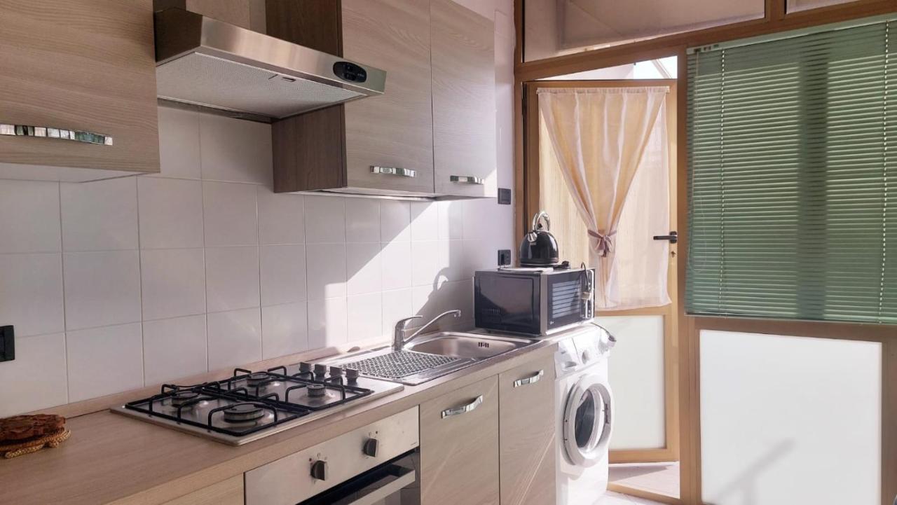 Attico Trilocale Con Solarium A Borghetto Santo Spirito Apartment Luaran gambar