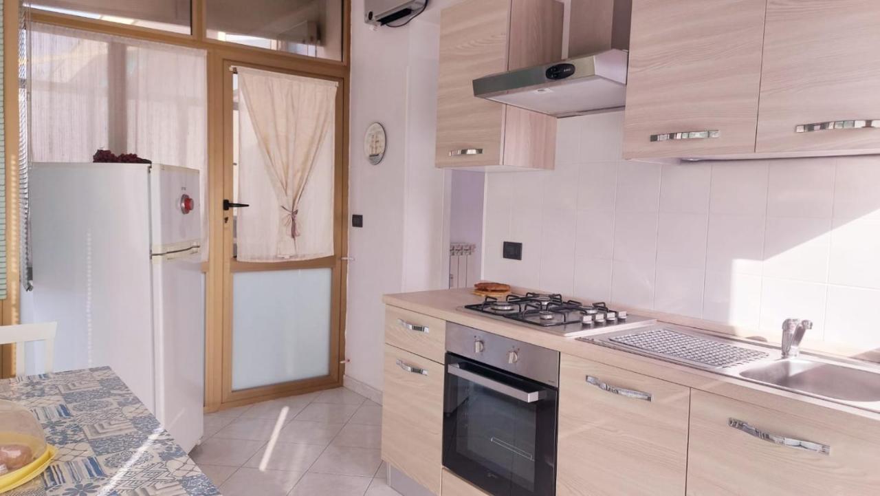 Attico Trilocale Con Solarium A Borghetto Santo Spirito Apartment Luaran gambar