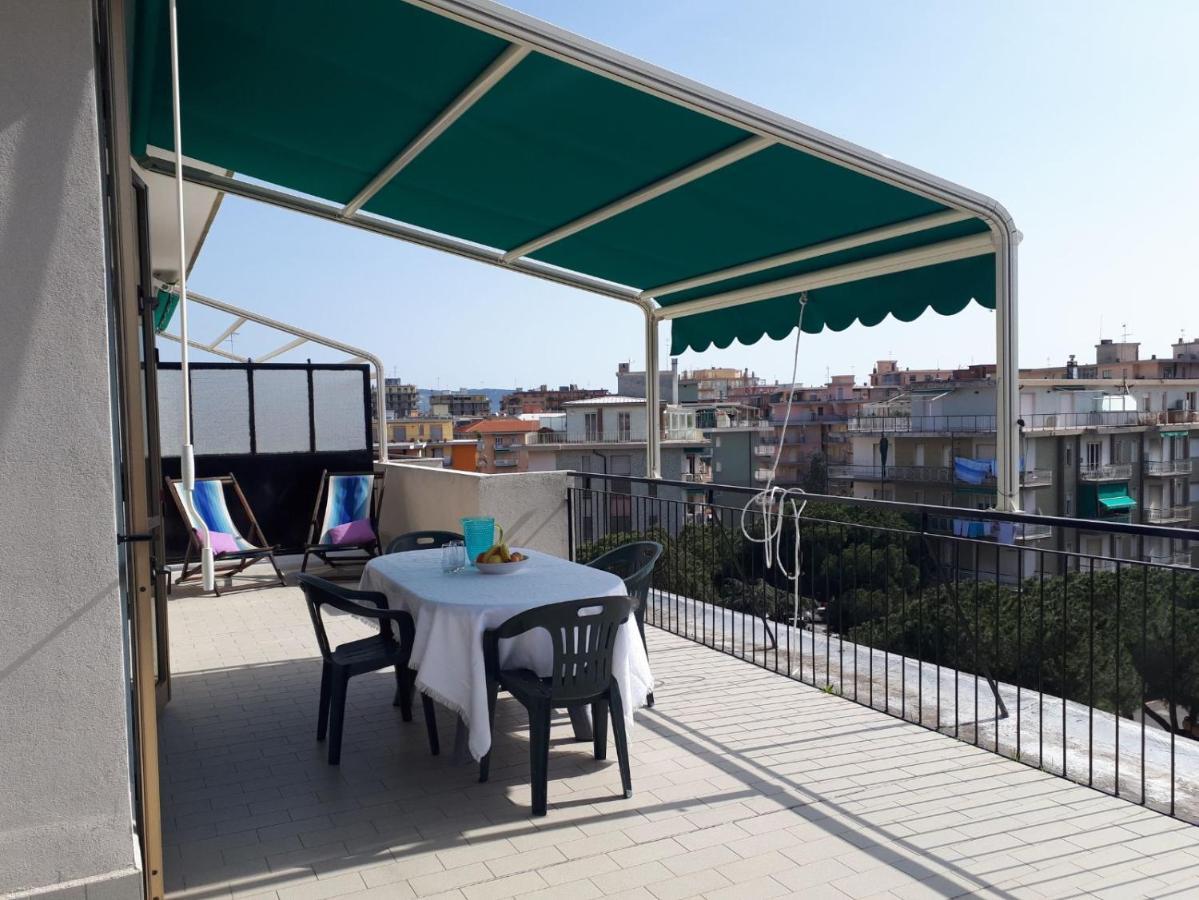 Attico Trilocale Con Solarium A Borghetto Santo Spirito Apartment Luaran gambar