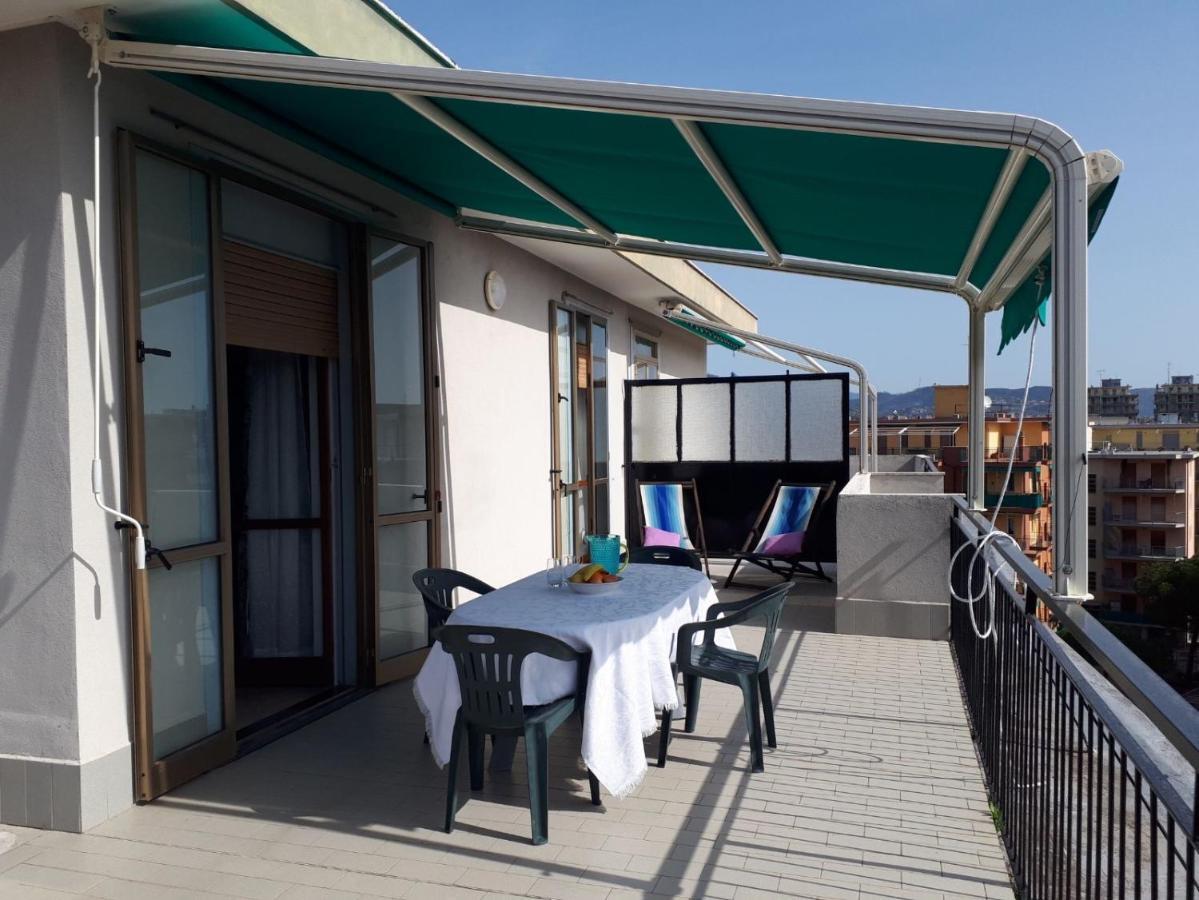 Attico Trilocale Con Solarium A Borghetto Santo Spirito Apartment Luaran gambar