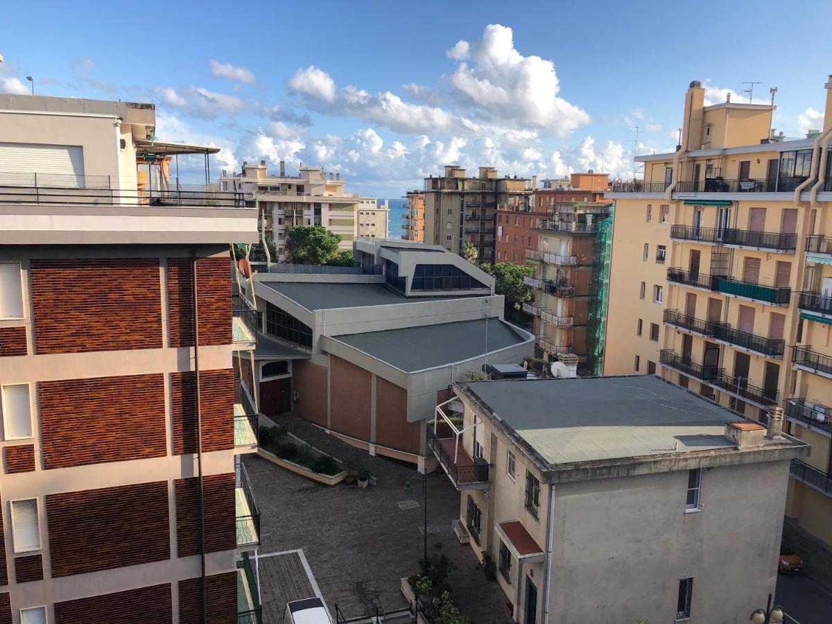 Attico Trilocale Con Solarium A Borghetto Santo Spirito Apartment Luaran gambar